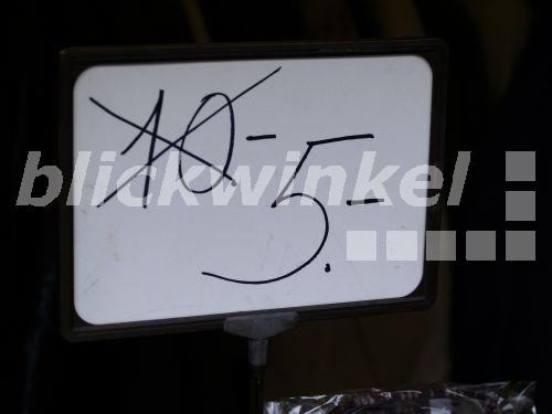 Naschmarkt Preisschild 10 durchgestrichen 5 Abverkauf<BR>Naschmarkt price label 10 crossed out 5 sale - K. Thomas Naschmarkt Preisschild 10 durchgestrichen 5 Abverkauf<BR>Naschmarkt price label 10 crossed out 5 sale - K. Thomas