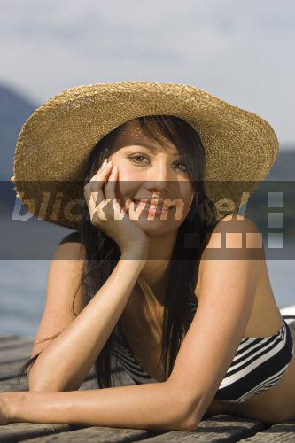 Junge Frau in Bikini mit Sonnenhut liegt auf Holzsteg, Oesterreich, Attersee<BR>young woman in Bikini and sun hat lying on a boardwalk, Austria, Attersee - McPHOTO/L. Himsl Junge Frau in Bikini mit Sonnenhut liegt auf Holzsteg, Oesterreich, Attersee<BR>young woman in Bikini and sun hat lying on a boardwalk, Austria, Attersee - McPHOTO/L. Himsl