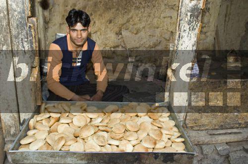 Baecker aus Kaschmir, Kaschmiri, verkauft Gebaeck, Indien, Jammu und Kaschmir, Ladakh, Leh<BR>baker from kashmir, kashmiri, sells baked goods, India, Jammu und Kaschmir, Ladakh, Leh - McPHOTO/E. Strigl Baecker aus Kaschmir, Kaschmiri, verkauft Gebaeck, Indien, Jammu und Kaschmir, Ladakh, Leh<BR>baker from kashmir, kashmiri, sells baked goods, India, Jammu und Kaschmir, Ladakh, Leh - McPHOTO/E. Strigl