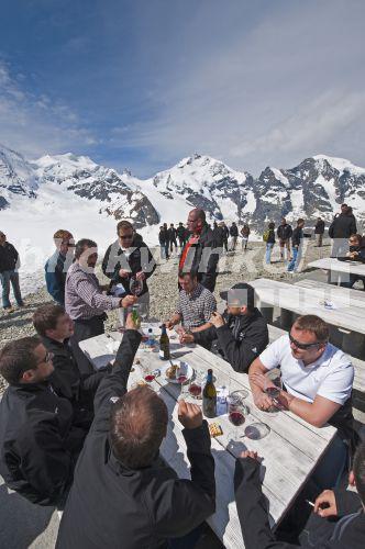 Menschengruppe auf dem Gipfel des Diavolezza, Schweiz<BR>people at the summit of Diavolezza, Switzerland - McPHOTO/M. DeFreitas Menschengruppe auf dem Gipfel des Diavolezza, Schweiz<BR>people at the summit of Diavolezza, Switzerland - McPHOTO/M. DeFreitas